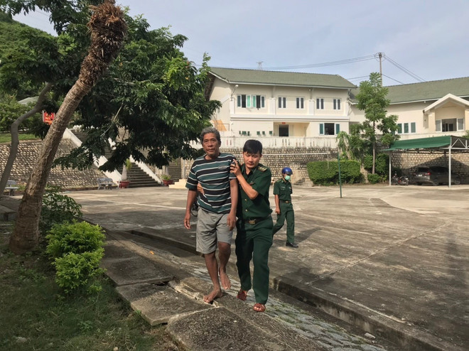 Khánh Hòa: Tìm thấy 5 thuyền viên trên tàu cá bị sóng đánh chìm ảnh 1