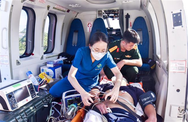 Kịp thời đưa 2 bệnh nhân nguy kịch ở Trường Sa về đất liền​ ảnh 1