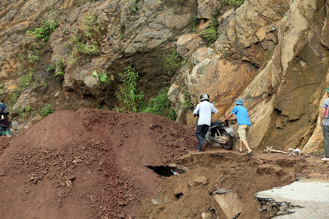 Cao Bằng: Khối đất khổng lồ bất ngờ sạt lở, cuốn một người xuống vực ảnh 1