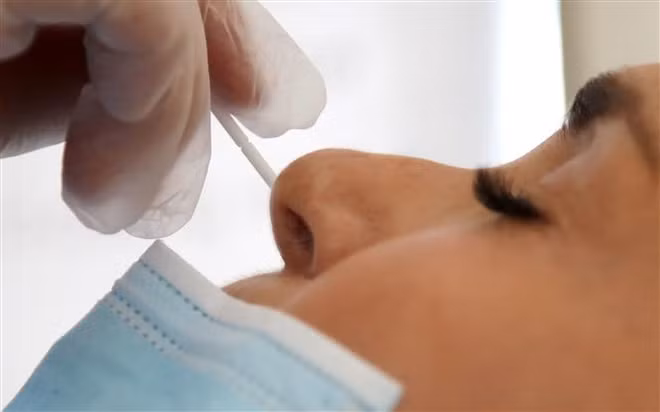 Israel bãi bỏ quy định cách ly bắt buộc đối với bệnh nhân COVID-19 ảnh 1