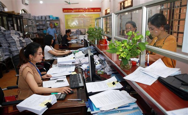 Cán bộ, nhân viên tại Chi cục Thuế khu vực Phổ Yên - Phú Bình, Thái Nguyên. (Ảnh: Danh Lam/TTXVN) Tăng mức lương cơ sở lên 1,8 triệu đồng/tháng từ ngày 1/7 ảnh 1