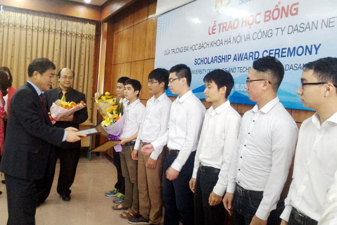 Trao học bổng, tạo cơ hội việc làm cho sinh viên công nghệ Việt ảnh 1