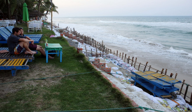 Nhiều bãi biển tuyệt đẹp của Quảng Nam có nguy cơ bị xóa sổ ảnh 1