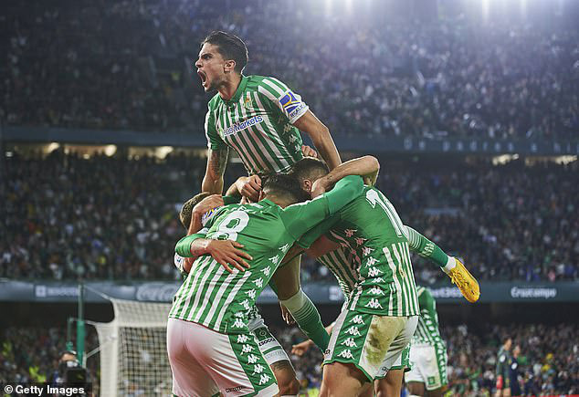 Thua sốc Betis, Real Madrid 'dâng' ngôi đầu cho Barcelona ảnh 1