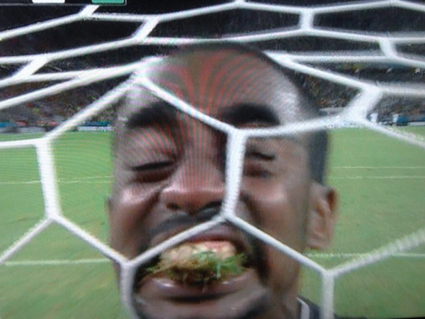 Thủ thành tuyển Cote d'Ivoire ăn mừng "cực dị" và bị loại ảnh 1