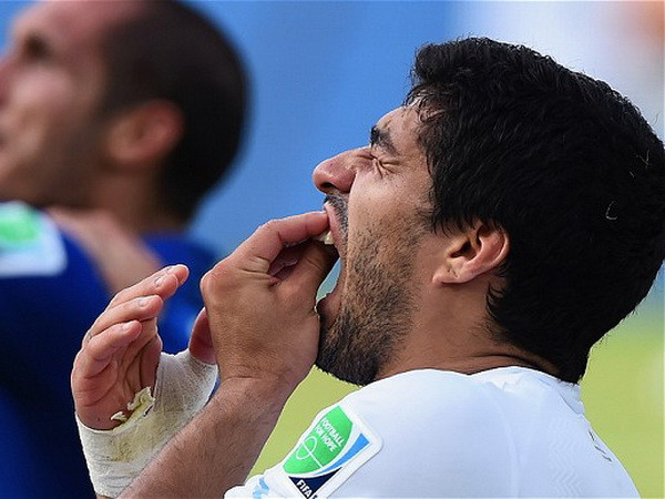 [Video] Luis Suarez chối bay hành động cắn vai Chiellini ảnh 1