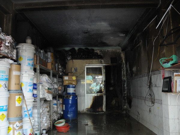 TP.HCM: Hỏa hoạn thiêu rụi hàng tấn hóa chất tổng hợp ảnh 1