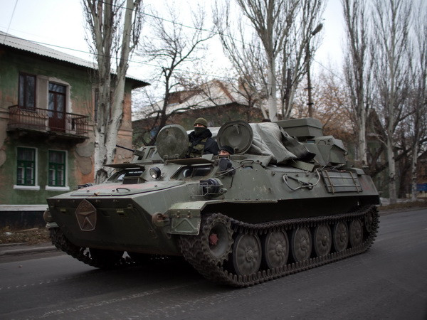 Xe thiết giáp trên tuyến đường chính gần làng Torez, phía đông Donetsk ngày 12/11. (Nguồn: AFP/TTXVN) Liên hợp quốc kêu gọi đối thoại dân tộc nhằm tái thiết Ukraine ảnh 1