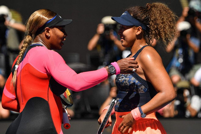 Osaka (phải) đánh bại Serena để vào chung kết. (Nguồn: Getty Images) Australian Open: Djokovic lần thứ 9 vào chung kết, Osaka hạ Serena ảnh 1