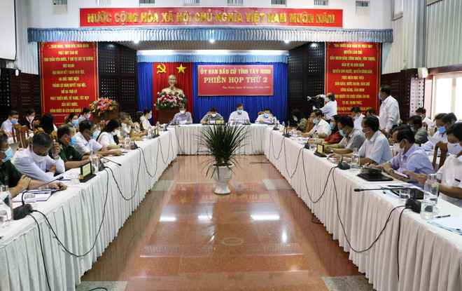 Toàn cảnh phiên họp thứ 2 của Ủy ban Bầu cử tỉnh Tây Ninh. (Ảnh: Thanh Tân/TTXVN) Tây Ninh: Đảm bảo phương án phòng dịch trong quá trình diễn ra bầu cử ảnh 2