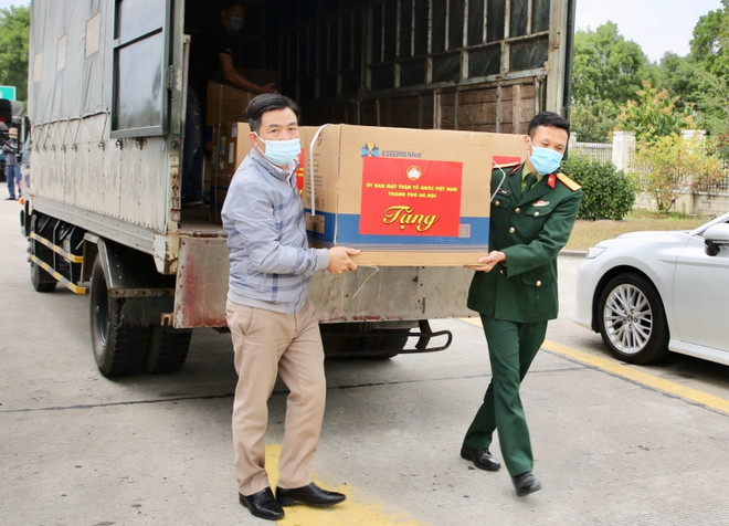 Quà hỗ trợ được chuyển đến nhân dân tỉnh Hải Dương. (Ảnh: Nguyễn Thắng/TTXVN) Hà Nội hỗ trợ tỉnh Hải Dương 2 tỷ đồng và 50.000 khẩu trang y tế ảnh 1
