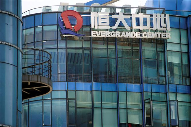 Biểu tượng của Tập đoàn bất động sản Evergrande tại Thượng Hải, Trung Quốc. (Ảnh: Reuters/TTXVN) Trung Quốc: Công ty Evergrande nối lại hoạt động giao dịch cổ phiếu ảnh 1