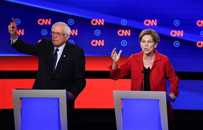 Thượng nghị sỹ độc lập bang Vermont Bernie Sanders (trái) và Thượng nghị sỹ bang Massachusetts Elizabeth Warren trong cuộc tranh luận trực tiếp trên truyền hình của đảng Dân chủ ở Detroit, bang Michigan ngày 31/7/2019. (Ảnh: AFP/TTXVN) Bầu cử Mỹ: Cuộc tranh luận thứ ba của đảng Dân chủ chưa ngã ngũ ảnh 1