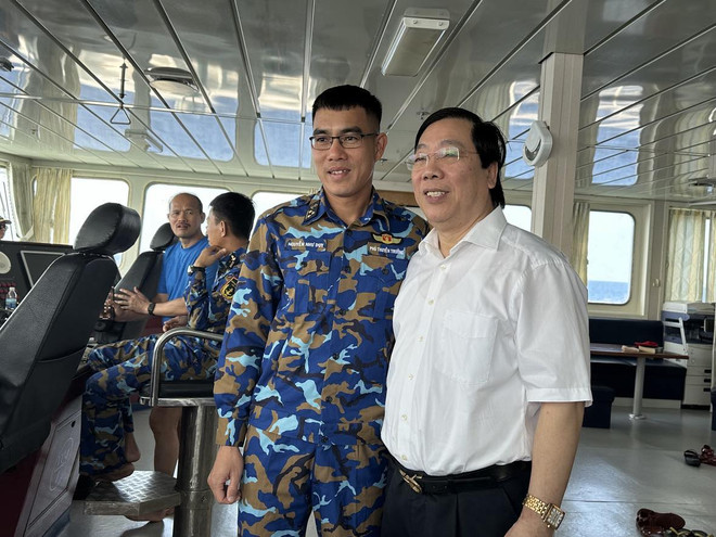 Ông Nguyễn Thanh Sơn và Phó thuyền trưởng tàu 571. (Ảnh: Thuỳ Giang/Vietnam+) Quần đảo Trường Sa trong trái tim người Việt Nam ở năm châu ảnh 5