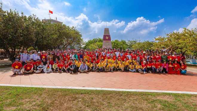 Đoàn Kiều bào chụp ảnh lưu niệm tại đảo Trường Sa. (Ảnh: Tuấn Anh/Vietnam+) Quần đảo Trường Sa trong trái tim người Việt Nam ở năm châu ảnh 3