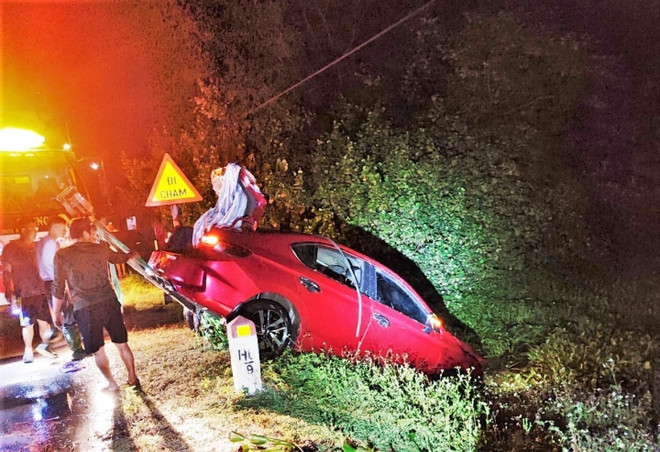 Hà Tĩnh: Ôtô mất lái lao xuống hồ, 2 người chết và 4 người bị thương ảnh 1