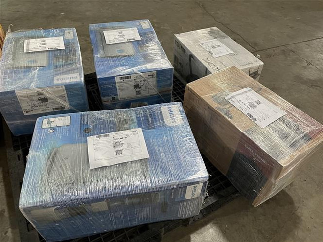 Ma túy được ngụy trang giấu trong các kiện hàng, thùng catton gửi từ Cộng hòa Liên bang Đức về Việt Nam, bị lực lượng chức năng bắt giữ hồi đầu năm nay. (Ảnh: TTXVN phát) 1806matuyhangkhong.jpg