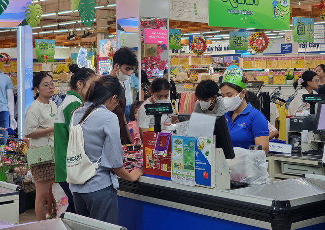 Siêu thị trên địa bàn thành phố Phan Rang-Tháp Chàm (Ninh Thuận) chấp nhận thanh toán bằng hình thức chuyển khoản qua thẻ ATM hoặc quét mã QR. (Ảnh: Nguyễn Thành/TTXVN) TTXVN_1806Ninhthuanthuongmaidientu3.jpg