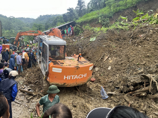 Lực lượng chức năng tìm kiếm cứu nạn hộ gia đình bị sạt lở vùi lấp ở Bắc Kạn. (Ảnh: TTXVN phát) TTXVN_1806satlodat2.jpg