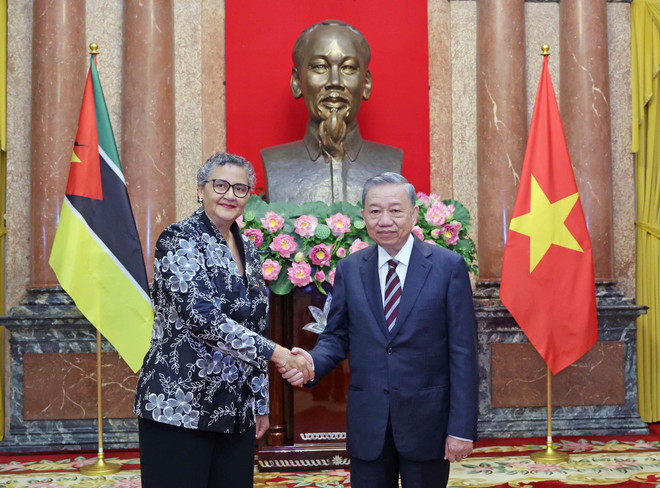 Chủ tịch nước Tô Lâm tiếp nhận Quốc thư của Đại sứ Mozambique tại Việt Nam Ilundi Dos Santos. (Ảnh: Nhan Sáng/TTXVN) TTXVN_1806ChutichnuocVIetnamMozambique2.jpg