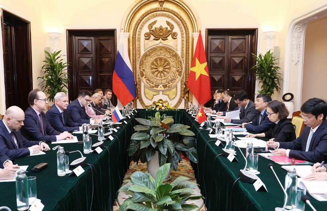 Thứ trưởng Thường trực Bộ Ngoại giao Nguyễn Minh Vũ và Thứ trưởng thứ nhất Bộ Ngoại giao Nga V. Titov đồng chủ trì Đối thoại chiến lược Ngoại giao-Quốc phòng-An ninh Việt Nam-Nga lần thứ 13 tháng 3/2024. (Ảnh: An Đăng/TTXVN) TTXVN_1806VietnamNga1.jpg