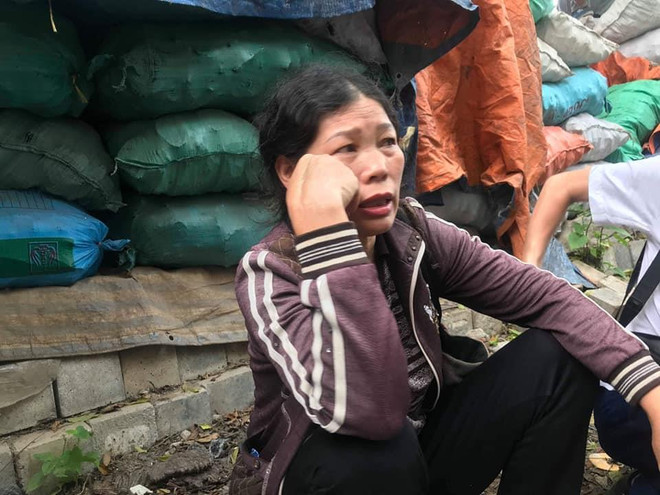 Người mẹ tuyệt vọng ngóng tìm con trong đám cháy ở Hà Nội ảnh 1