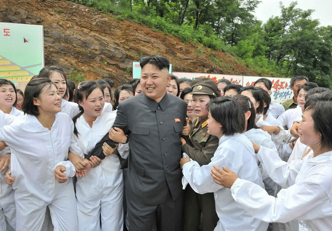 Chùm ảnh đặc biệt về các chuyến thị sát của ông Kim Jong-Un ảnh 15