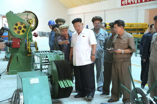 Chùm ảnh đặc biệt về các chuyến thị sát của ông Kim Jong-Un ảnh 12