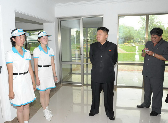 Chùm ảnh đặc biệt về các chuyến thị sát của ông Kim Jong-Un ảnh 17