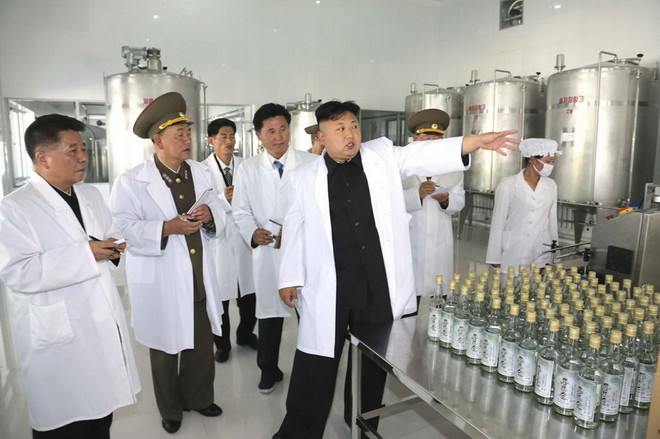 Chùm ảnh đặc biệt về các chuyến thị sát của ông Kim Jong-Un ảnh 2