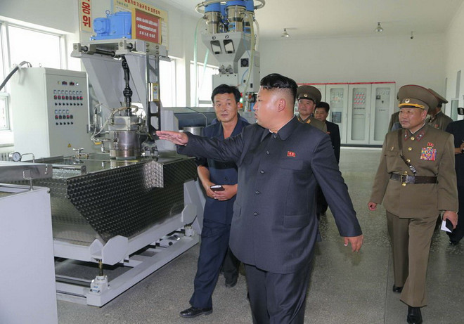 Chùm ảnh đặc biệt về các chuyến thị sát của ông Kim Jong-Un ảnh 8