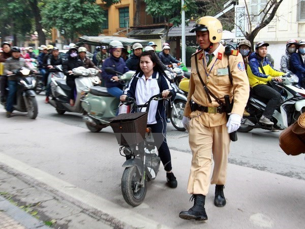 Công an Hà Nội xử phạt 135 môtô, xe máy điện trong tuần đầu tiên ảnh 1