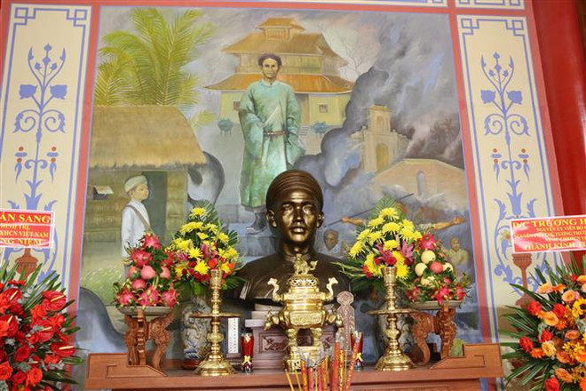 Bàn thờ cụ Nguyễn Thông tại nhà trưng bày Khu lưu niệm Nguyễn Thông. (Ảnh: Thanh Bình/TTXVN) Kỷ niệm 195 năm Ngày sinh của nhà trí thức yêu nước Nguyễn Thông ảnh 1