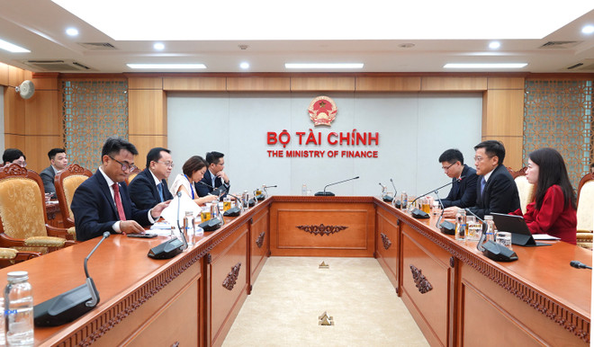 Đến nay, hệ thống pháp luật về kinh doanh bảo hiểm liên tục được hoàn thiện theo hướng đơn giản hóa và giảm bớt thủ tục hành chính. (Ảnh: BTC/Vietnam+) Quang canh hoi nghi.JPG