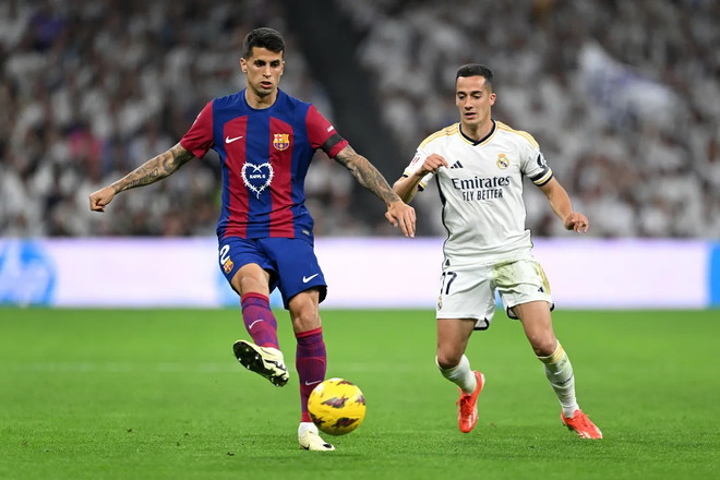 Vázquez (áo trắng) để lại dấu ấn trong cả ba bàn thắng của Real Madrid. (Nguồn: AP) Real_danh_bai_Barcelona_3-2_2.jpg