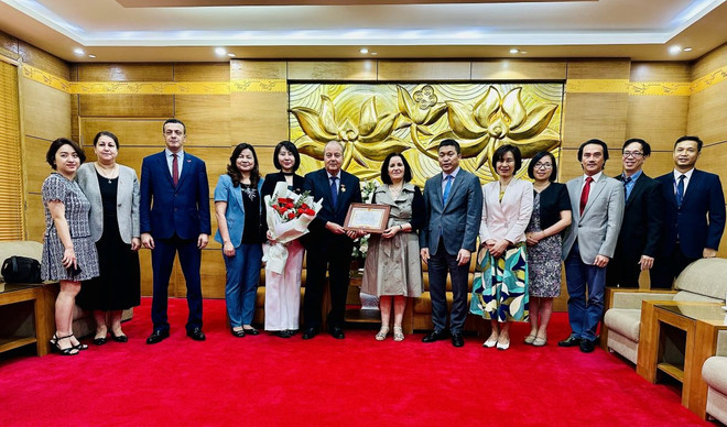Các đại biểu chụp ảnh chung tại buổi lễ. (Ảnh: Việt Đức/TTXVN) ttxvn_trao_tang_ky_niem_chuong_huu_nghi_cho_dai_su_algeria_tai_viet_nam_2.jpg