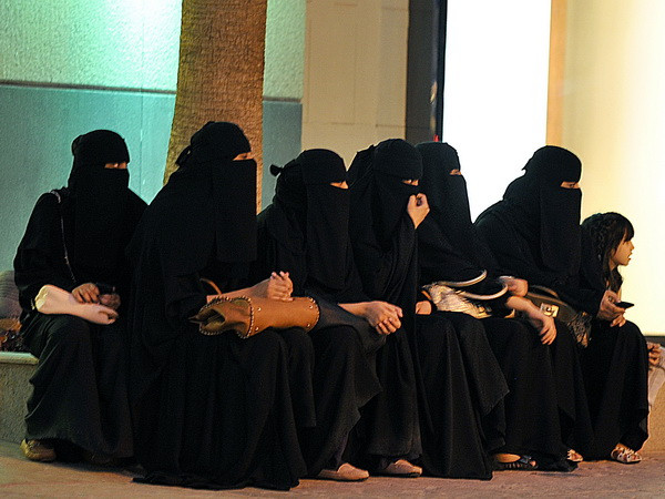 Phụ nữ Saudi Arabia lần đầu tiên được hành nghề công chứng viên ảnh 1