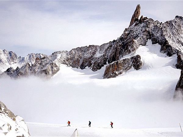 Pháp: Ba nhà leo núi thiệt mạng do ngã từ sườn núi Mont-Blanc ảnh 1