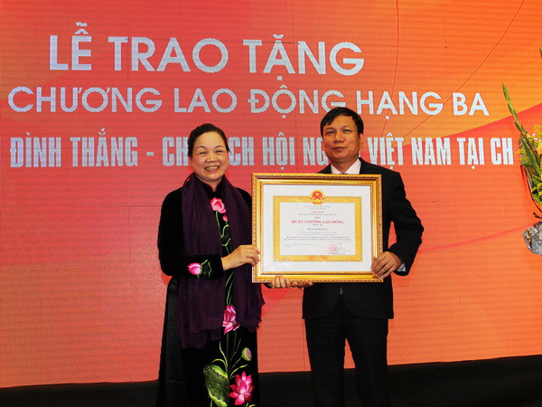 Trao Huân chương Lao động cho Chủ tịch Hội người Việt Nam tại Séc ảnh 1