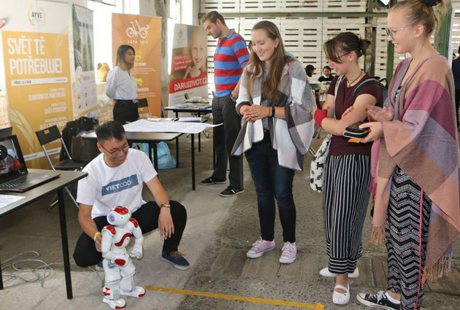 Các bạn trẻ khám phá cách vận hành robot Việt Nam. (Ảnh: Hồng Kỳ/Vietnam+) Lớp trẻ người Việt tích cực hòa nhập xã hội tại Cộng hòa Séc ảnh 2