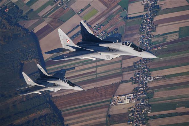 Máy bay chiến đấu MiG 29 tham gia cuộc tập trận phòng thủ trên không của NATO gần căn cứ không quân ở Lask, Ba Lan ngày 12/10/2022. (Ảnh: AFP/TTXVN) Slovakia chuyển giao 13 máy bay chiến đấu MiG-29 cho Ukraine ảnh 1