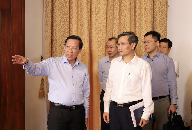 Ông Phan Văn Mãi (ngoài cùng bên trái), Phó Bí thư Thành ủy, Chủ tịch Ủy ban Nhân dân Thành phố Hồ Chí Minh kiểm tra công tác chuẩn bị tại Hội trường Thống Nhất, Thành phố Hồ Chí Minh. (Ảnh: Hồng Giang/TTXVN) ttxvn_quoc tang TPHCM (1)_resize.jpeg