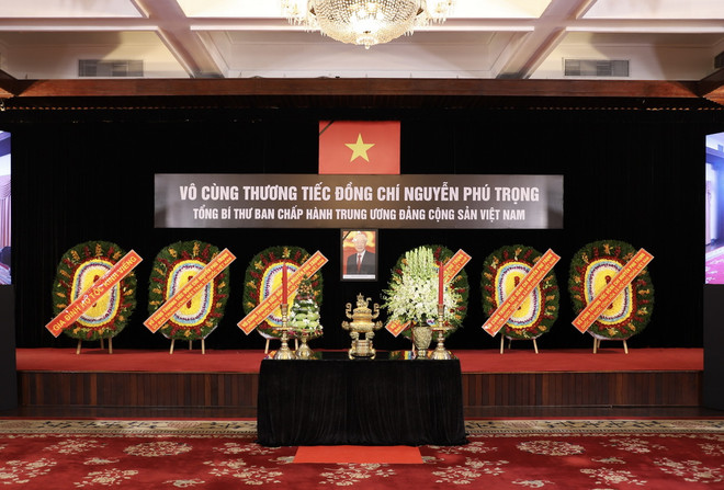 Nơi đặt di ảnh của Tổng Bí thư Nguyễn Phú Trọng. (Ảnh: Hồng Giang/TTXVN) ttxvn_quoc tang TPHCM (3)_resize.jpeg