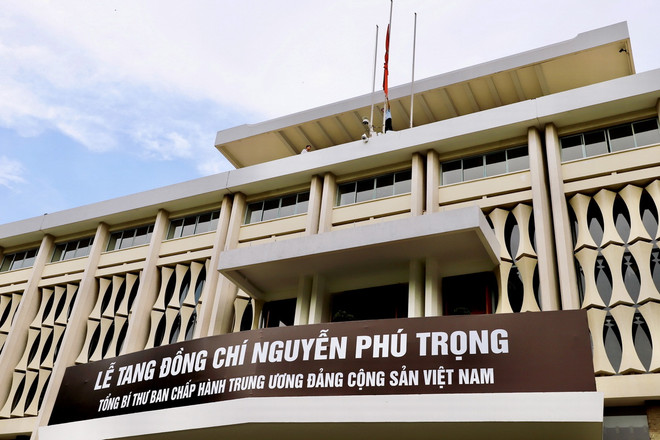 Hội trường Thống Nhất treo cờ rủ trong những ngày diễn ra lễ tang Tổng Bí thư Nguyễn Phú Trọng. (Ảnh: Hồng Giang/TTXVN) ttxvn_quoc tang TPHCM (4)_resize.jpeg