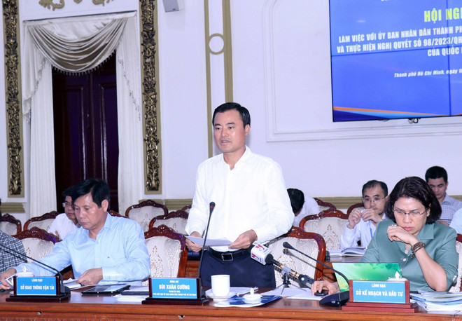 Ông Bùi Xuân Cường, Phó Chủ tịch UBND Thành phố Hồ Chí Minh báo cáo một số vấn đề đại biểu Quốc hội Thành phố Hồ Chí Minh quan tâm. (Ảnh: Xuân Khu/TTXVN) ttxvn_dang doan tphcm (1).jpg