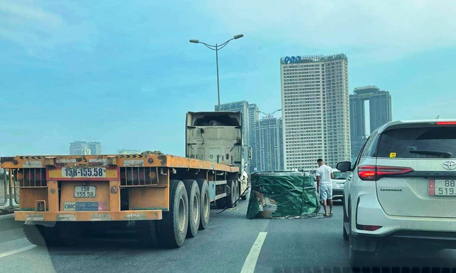 Bộ GTVT: Xử lý nghiêm vi phạm xe chở cuộn thép rơi xuống đường ảnh 1