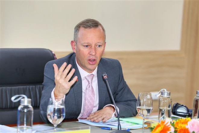 Đại sứ Anh nhận kỷ niệm chương vì "Sự nghiệp Tài nguyên và Môi trường" ảnh 1