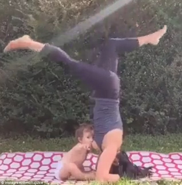 Người mẹ gây tranh cãi vì cho con bú trong tư thế trồng cây chuối ảnh 1