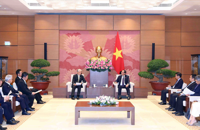 Phó Chủ tịch Quốc hội Trần Quang Phương tiếp Thống đốc tỉnh Tochigi (Nhật Bản) Fukuda Tomikazu. (Ảnh: Phạm Kiên/TTXVN) ttxvn_pho_chu_tich_quoc_hoi_tiep_thong_doc_tinh_tochigi_nhat_ban_20-2.jpg