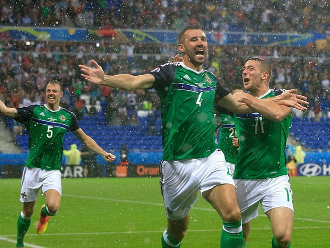 Bắc Ireland cố níu giữ hy vọng mong manh trước "Cỗ xe tăng" ảnh 1